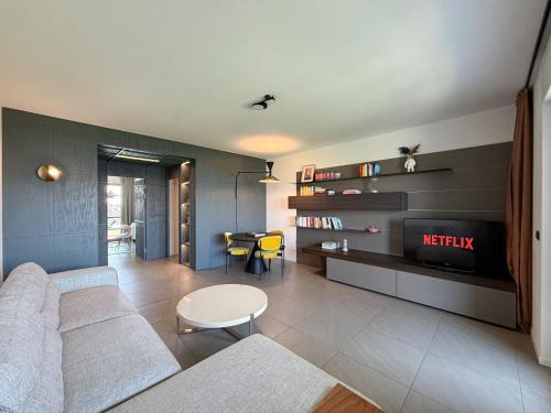 80m2, 7 piano, bilocale con 2 terrazze e 2 bagni