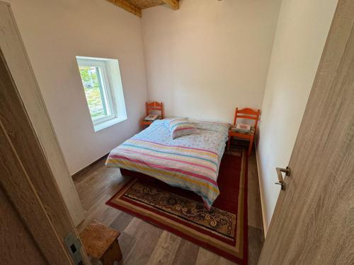 Postel nebo postele na pokoji v ubytování LOPATE mountain stone house