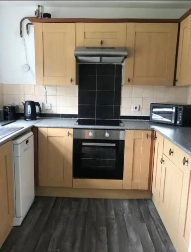 Η κουζίνα ή μικρή κουζίνα στο Contractor and family friendly spacious 3-Bed House with private parking, WiFi, garden area