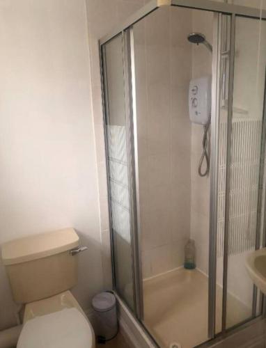 Ένα μπάνιο στο Contractor and family friendly spacious 3-Bed House with private parking, WiFi, garden area
