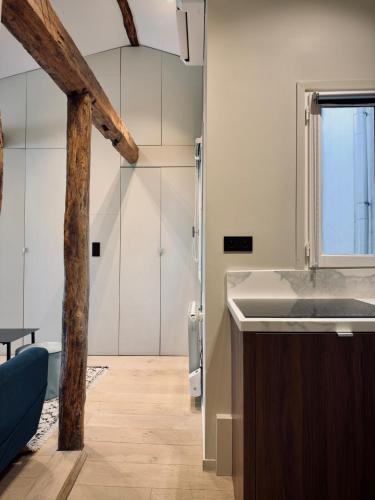 une salle de bain avec un lavabo et une douche dans l'établissement Luxury Suite, Montaigne & Champs Elysées, à Paris