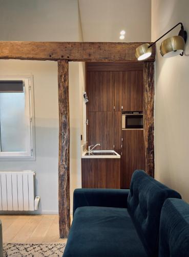 un salon avec un canapé et une cuisine dans l'établissement Luxury Suite, Montaigne & Champs Elysées, à Paris