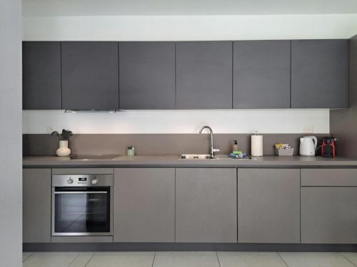 Urban Residence by Quokka 360 - Modern apartments in Luganoにあるキッチンまたは簡易キッチン