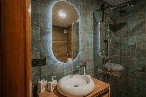 ブルゴスにあるCentro Burgos Real Consuladoの白い洗面台と鏡のあるバスルーム