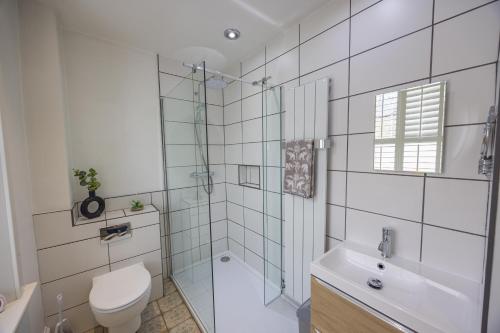 Ένα μπάνιο στο Short Walk to the Beach - 2 Guests - Free Parking