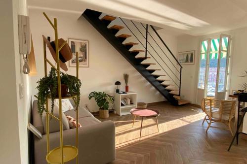 un salon avec un escalier et un canapé dans l'établissement Wonderful SEA VIEW on the port balcony S-O, à Nice