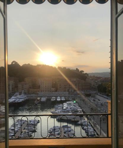 - une vue sur le port de plaisance au coucher du soleil dans l'établissement Wonderful SEA VIEW on the port balcony S-O, à Nice