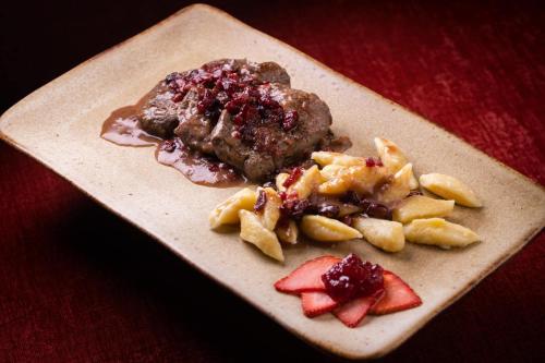 Đồ ăn tại/gần nhà khách