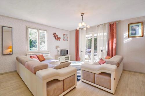 Photo de la galerie de l'établissement Casa Santa Roustagne - Family Villa Pool and Countryside View, à Manosque