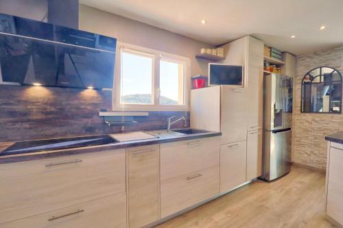 Photo de la galerie de l'établissement Casa Santa Roustagne - Family Villa Pool and Countryside View, à Manosque