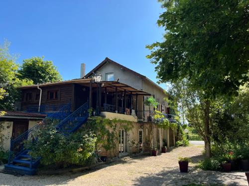 an old house with a balcony and stairs on it at Couleurs de la vie - Chambres d'Hôtes et Gîte in Cormatin