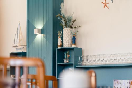 a room with a green wall with a vase on a shelf at Hotel Planas in Salou