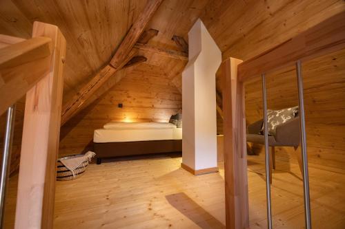 Ένα ή περισσότερα κρεβάτια σε δωμάτιο στο Schwarzwald Chalet -Wilde Rench-