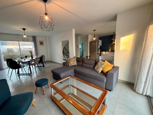 un salon avec un canapé et une table dans l'établissement Villa Des Sables - 50m De La Plage, à Ploemeur