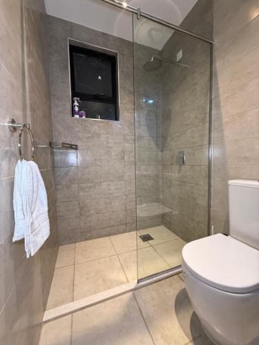 un baño con ducha y WC en Kilimani Executive Suites With Gym, Heated Pool, Sauna, Steam room, en Nairobi