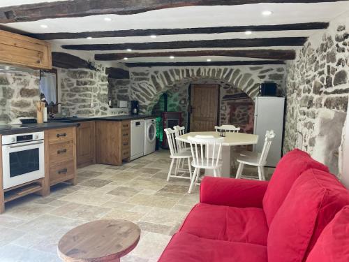 Kuchyň nebo kuchyňský kout v ubytování Gîte dans maison ardéchoise de caractère