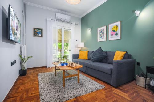 una sala de estar con un sofá y una mesa en Koukaki Beat, en Atenas