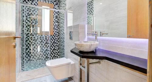 un bagno con lavandino, WC e doccia di Villa 347 Meo - Fantastic Five Bedroom Villa with Private pool in Peaceful Location, Aphrodite Hills a Kouklia