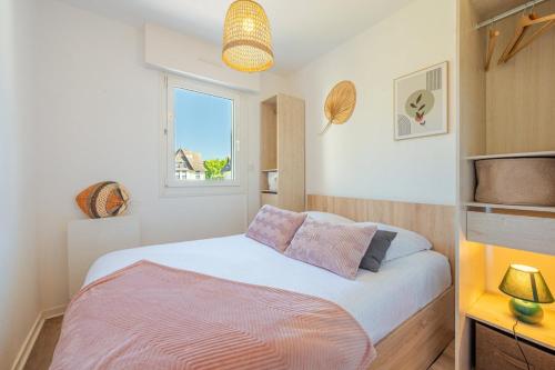 une petite chambre avec un lit et une fenêtre dans l'établissement L'Opaline - F2 pour 4Pers / Houlgate, à Houlgate