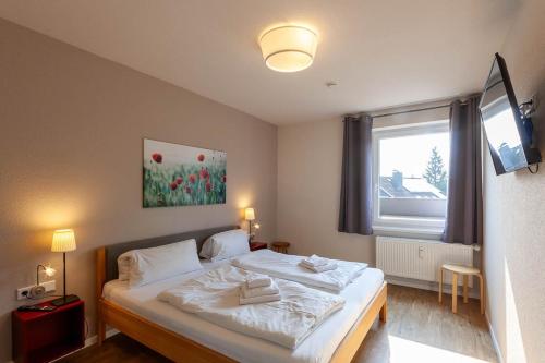 Postel nebo postele na pokoji v ubytování Ferienwohnung Lichtblick mit Balkon und Garage