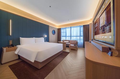 Postel nebo postele na pokoji v ubytování Yangjiang Jiangcheng Jinshang Road Orange Crystal Hotel