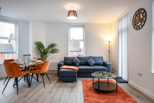 Posezení v ubytování Inviting and modern 2 BR apartment walk to centre