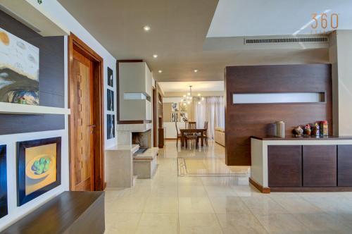 Un lugar para sentarse en Bungalow home with Stunning Pool Area in St'Julians By 360 Estates