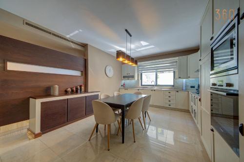 Una cocina o cocineta en Bungalow home with Stunning Pool Area in St'Julians By 360 Estates