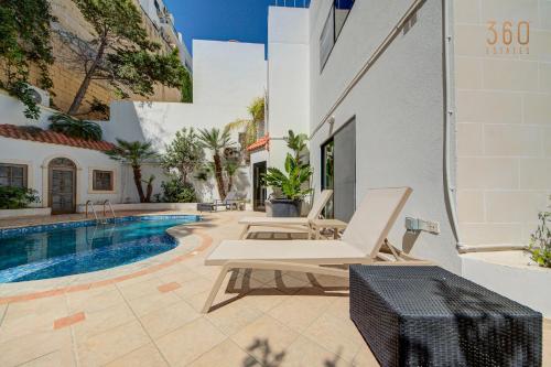 La alberca dentro o cerca de Bungalow home with Stunning Pool Area in St'Julians By 360 Estates