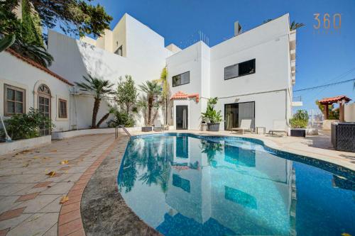 La alberca dentro o cerca de Bungalow home with Stunning Pool Area in St'Julians By 360 Estates