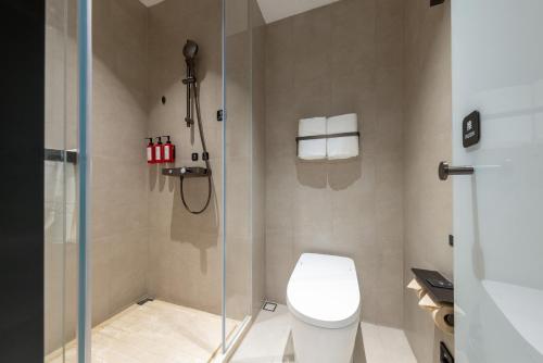 Un baño de Atour Light Hotel Suzhou Guanqian Street Chayuanchang Subway Station