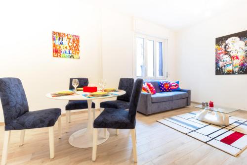 Posezení v ubytování Color Vibes Como Centro Lago - Ampio Appartamento WiFi AC