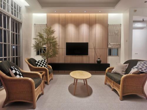 Μια τηλεόραση ή/και κέντρο ψυχαγωγίας στο Room Only - Ryui's Quiet Residential Bungalow 5,403sqft