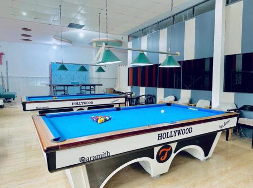 una sala biliardo con tavolo da biliardo di Downtown VangVieng Hotel a Vang Vieng