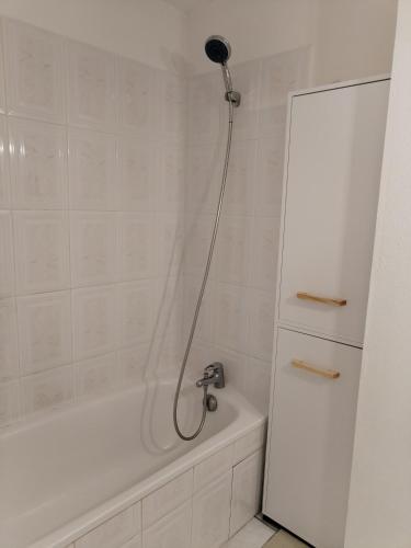La salle de bains est pourvue d'une baignoire et d'une douche. dans l'établissement Maison de vacances à Torreilles, à Torreilles