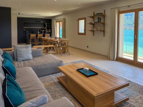 セヴリエにあるDuplex à 100mètres du lac et de la piste cyclable d'Annecy - Vue panoramiqueのソファとテーブルのあるリビングルーム