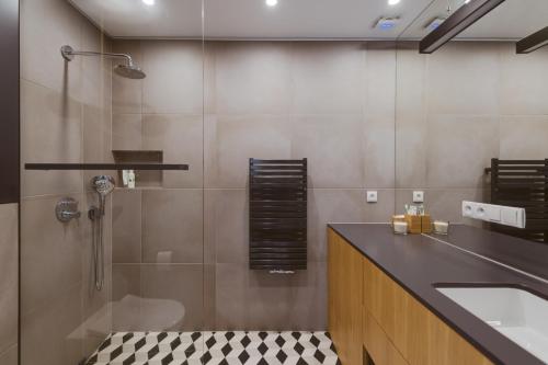 a bathroom with a sink and a shower at Lemon Resort Spa in Gródek Nad Dunajcem