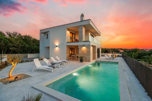 Villa AMARIS with private heated pool