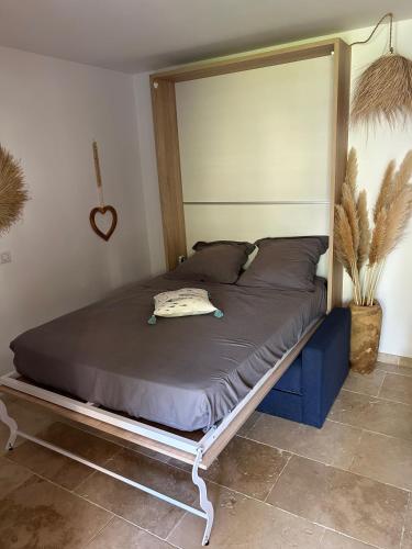 - un lit avec un cadre bleu dans une chambre dans l'établissement studio avec grand jardin, à La Ciotat