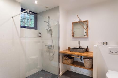 a bathroom with a shower and a sink at La Pause Bohème - A quelques minutes de la plage in Pléneuf-Val-André