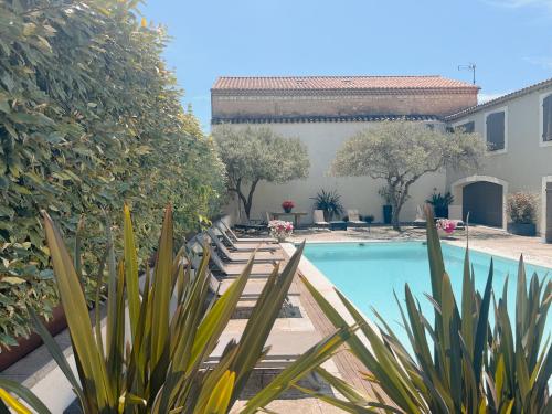 Πισίνα στο ή κοντά στο Hôtel Les Magnanarelles