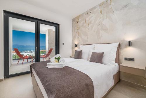 En eller flere senge i et værelse på Villa AMARIS with private heated pool