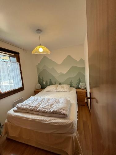 - une chambre avec un lit escamotable avec des montagnes dans l'établissement Appartement tout confort centre, à Arâches-la-Frasse