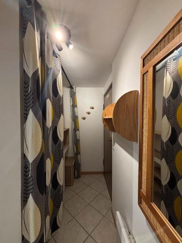 Cette chambre dispose d'un couloir. dans l'établissement Appartement tout confort centre, à Arâches-la-Frasse
