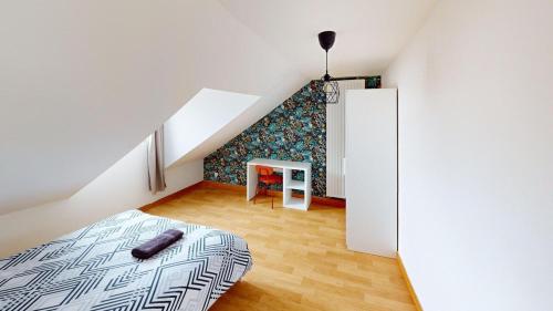 une chambre avec un lit et un escalier dans l'établissement Maison T7 - Rue des briquetiers, au Havre