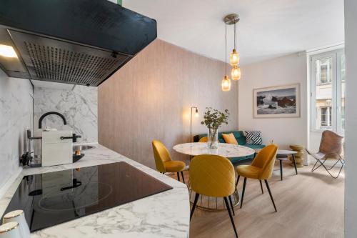 une cuisine et une salle à manger avec une table et des chaises dans l'établissement 2P architecte Hyper-centre, à Nice