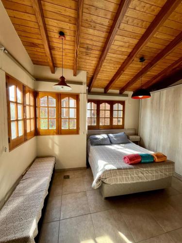 a bedroom with a bed in a room with windows at Amplio departamento monoambiente a metros del parque general San Martín in Mendoza