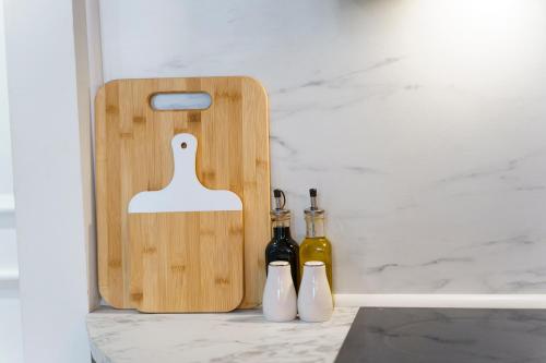 deux bouteilles de vin posées à côté d'une planche à découper dans l'établissement 2P architecte Hyper-centre, à Nice