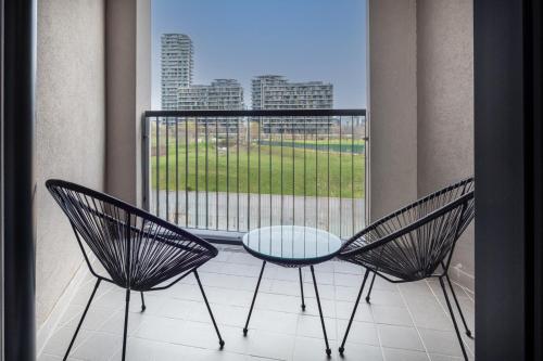 twee stoelen en een tafel voor een raam bij Emerald Living Merlata in Pero