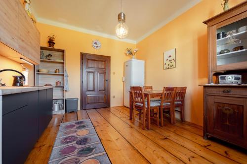 Una cocina o cocineta en Kohoutí hnízdo